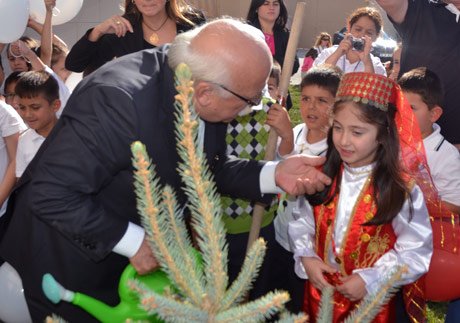 Bakan Nabi Avcı,her öğrencimizin bir ağacı olsun.