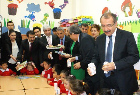 Bakan Ömer Dinçer öğrencilere süt dağıttı. 