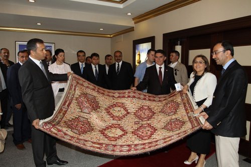  Bakan Şahin, şiddet kurbanı Melek'in ailesiyle görüştü