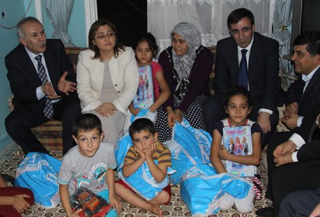  Bakan Şahin yoksul ailenin evine konuk oldu. 