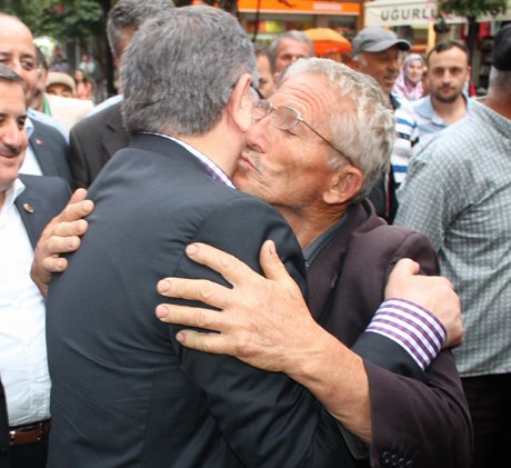 Bakan Şahin,halkla kucaklaştı