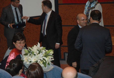 Bakan Şimşek çiçeği Yüksekokul Müdürü Kuzu’ya verdi. 