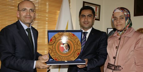 Bakan Şimşek, Partisinin İl Başkanlığı’nı ziyaret etti. 
