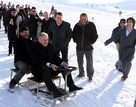 Bakan Yıldırım'ın kızak keyfi