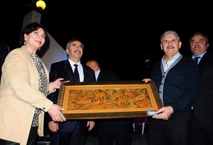 Bakan Yıldırım türkü söyledi.