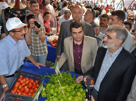 Bakan Yıldız domates, salatalık satın aldı. 