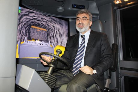 Bakan Yıldız, iş makinesi kullandı 