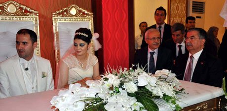 Bakan Yılmaz,nikah şahitliği yaptı. 