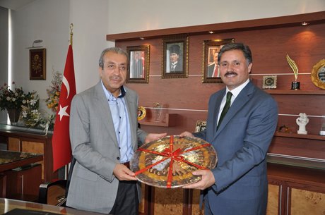 Bakanı Eker, Çakır’ı çalışmalardan dolayı kutladı.