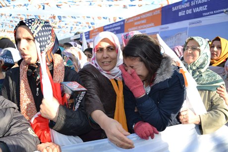 Başbakan'a sarılamayan Rabia gözyaşlarına boğuldu