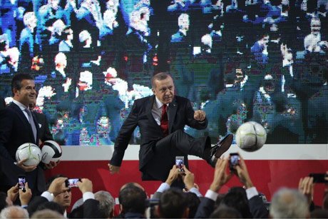 Başbakan'dan 'Top'lu Fotoraf