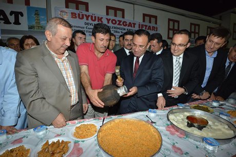 Başbakan Yardımcısı Bozdağ’a testi kebabı ikram edildi