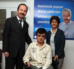 Başkan Akaydın'dan engelli gence akülü araba