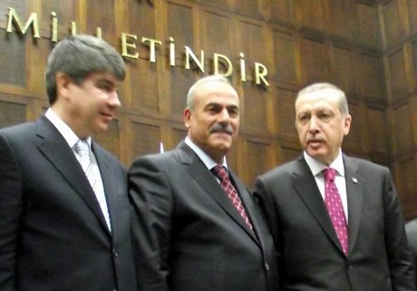 Başkan Asarlı’nın rozetini Başbakan takttı