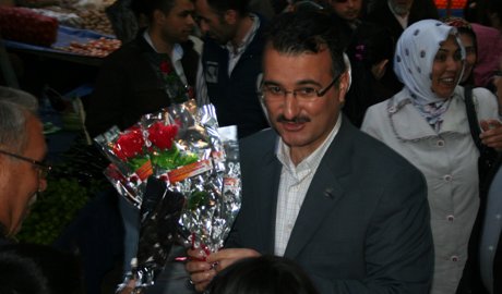  Başkan Bülent Yağmur, Keçiören’de gül dağıttı.