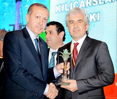 Başkan Hızlı, ödülü Erdoğan’ın elinden aldı. 