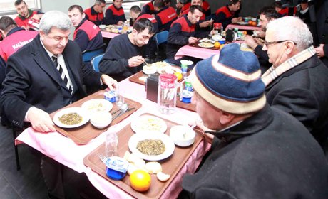 Başkan işçilerle aynı sofrada