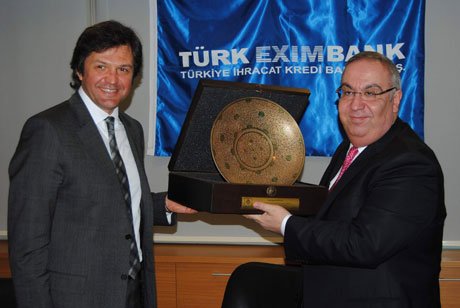  Başkan Kocasert,Kaplan'a bir plaket verdi