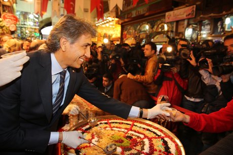 Başkan Mustafa Demir,Aşure dağıttı.