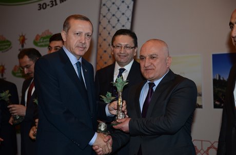 Başkan Selçuk'a ödülünü Başbakan verdi