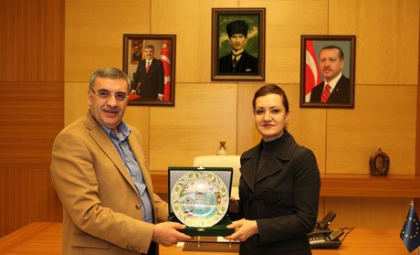 Başkan Toçoğlu,Hotar’a plaket takdim etti.