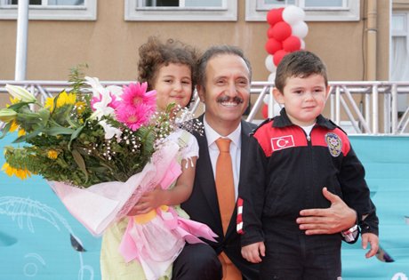 Başkan Yeniay Öğrencilere Ders Kitaplarını Dağıttı