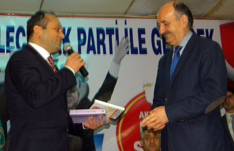 Başkan Yılmaz, Bakan Müezzinoğlu'na CD hediye etti.