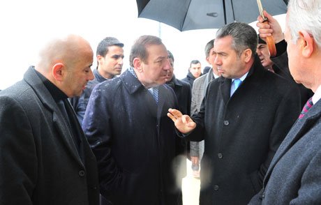 Başkan Yusuf Uzun çadırda incelemelerde bulundu.