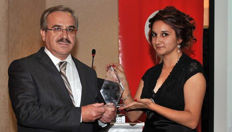 Başkanı Mesut Akgül'e ödül