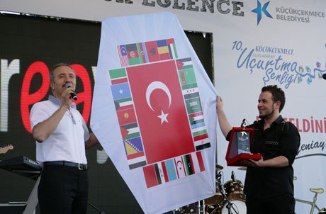 BaşkanYeniay,Uçurtma uçurdu 