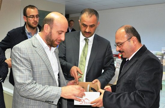 Bayraktar,öğrencilere ayakkabı gönderdi. 