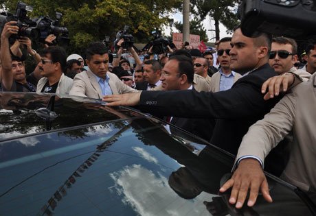 Bekir Bozdağ'a yumruklu saldırı girişimi