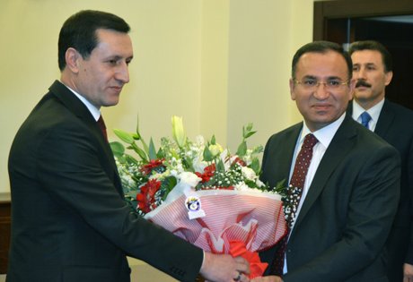 Bekir Bozdağ, görevini İşler'e devretti. 