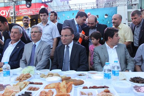 Bekir Bozdağ,birlik ve beraberlik mesajları verildi.