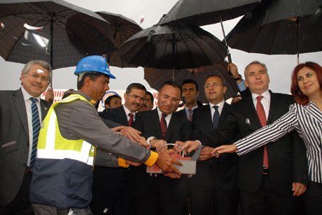 Bekir Bozdağ,yüzme havuzunun temelini attı. 