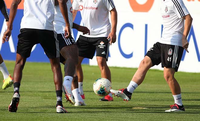 Beşiktaş’ta 2 futbolcunun koronavirüs testi pozitif çıktı