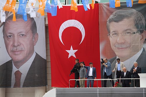 Biz milli iradeyle yürüyoruz, onlar vesayetçilerle