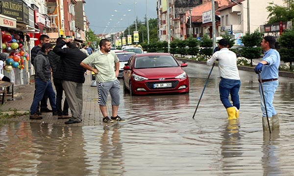 Bolu'da sağanak su baskınlarına neden oldu