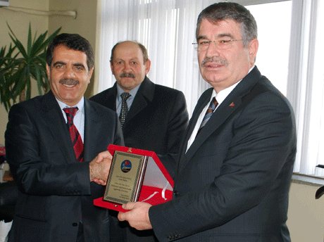Bozkuş, Bakan Şahin'e plaket verdi