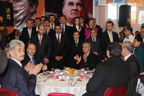 Bülent Arınç, vatandaşlardan partisine destek istedi. 