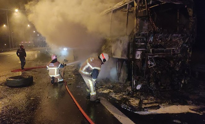 Bursa'da lastiği patlayan yolcu otobüsü alev alev yandı