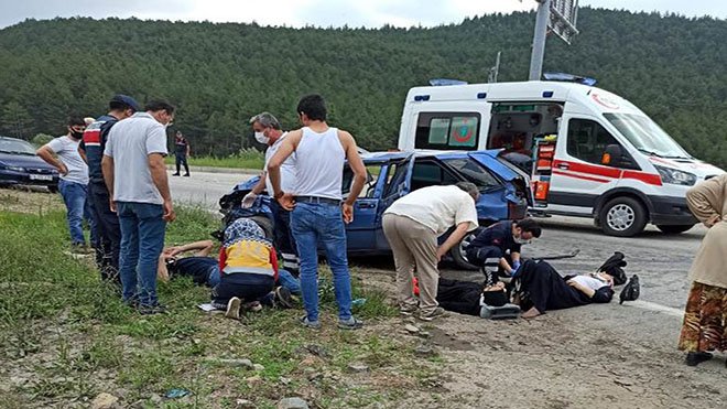 Bursa'da otomobil ile kamyon çarpıştı: 6 yaralı