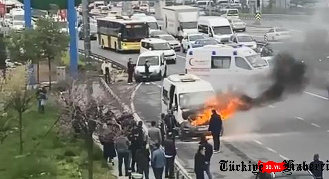Büyükçekmece’de servis minibüsü alev alev yandı