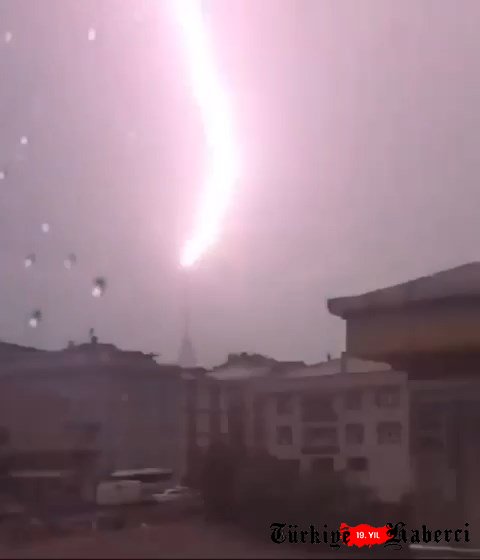 Çamlıca Kulesine yıldırım düştü