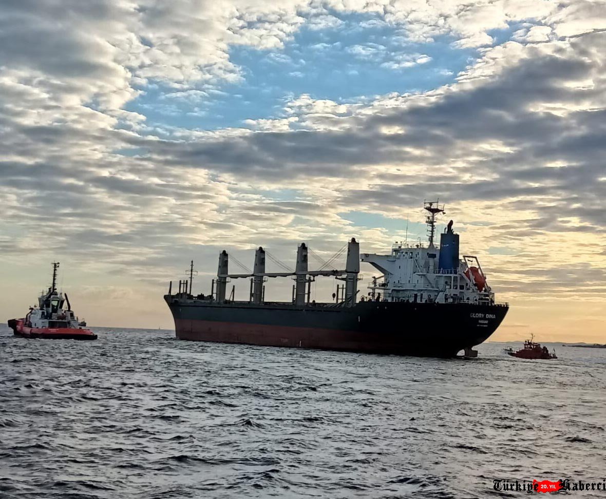 Çanakkale Boğazı'nda arızalanan gemi demirletildi