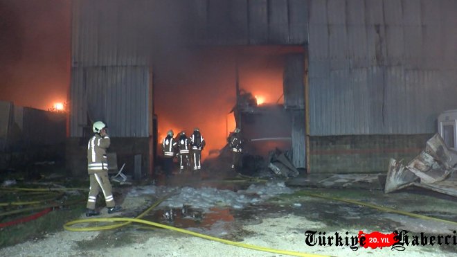 Çatalca'da fabrikanın deposu  alev alev yandı