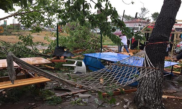 Çatalca'da hortum çatıları uçurdu, ağaçları devirdi