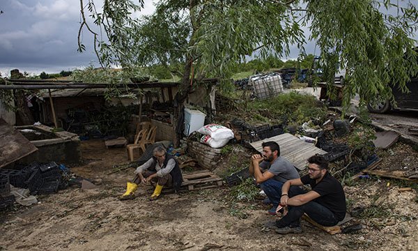 Çatalca'da hortum seraları da vurdu, kamyoneti devirdi