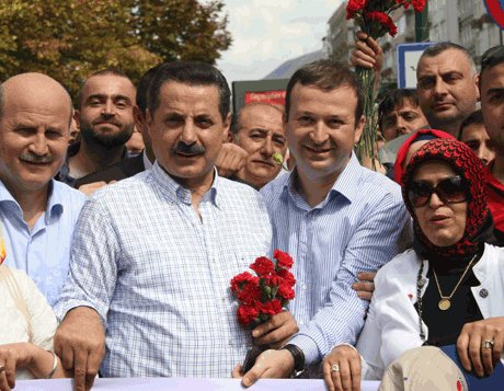 Çelik, Bursa’da ‘sevgi yürüyüşü’ne katıldı. 