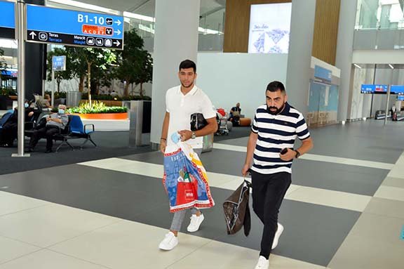 Cenk Özkacar, Lyon ile sözleşme imzalamak için Fransa'ya gitti